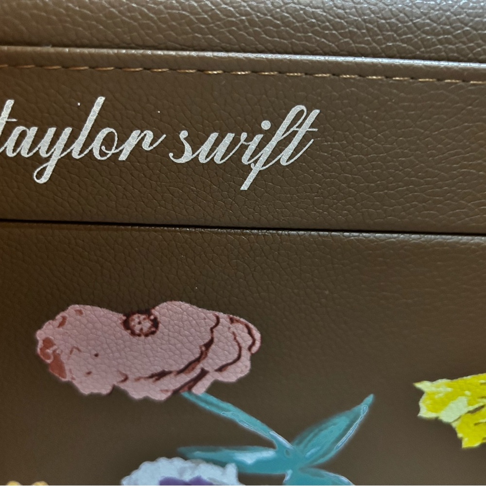 Taylor Swift Vinyl carrying case in eras tour piano decoration